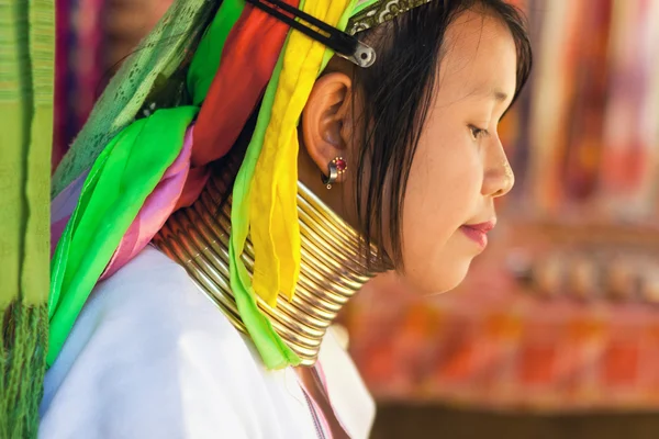 Jeune femme Karen tribu avec des anneaux sur le cou à Ban Nai Soi, Thaïlande — Photo