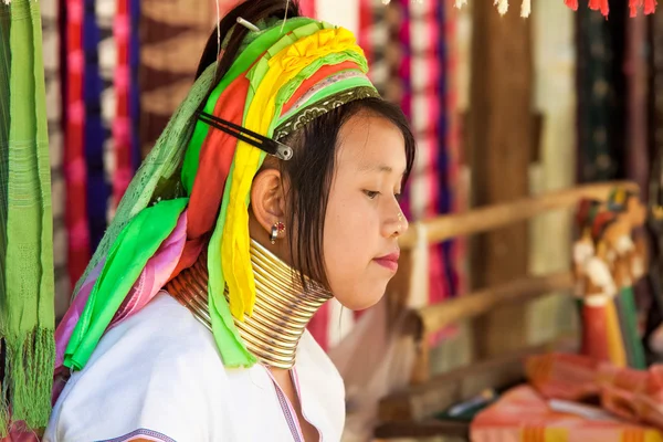 Mladá žena Karen kmen s kruhy na krk v Ban Nai Soi, Thajsko — Stock fotografie