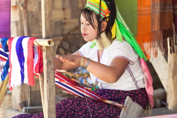 Mujer joven tribu Karen trabajando en telar, Ban Nai Soi, Tailandia — Foto de Stock