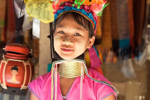 Ung kvinna Karen stam med ringar på halsen i Ban Nai Soi, Thailand — Stockfoto