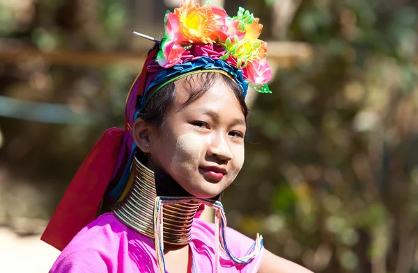 Ban Nai Soi, Mae Hong Son, Thailand - 6 februari: Ung kvinna Ka — Stockfoto