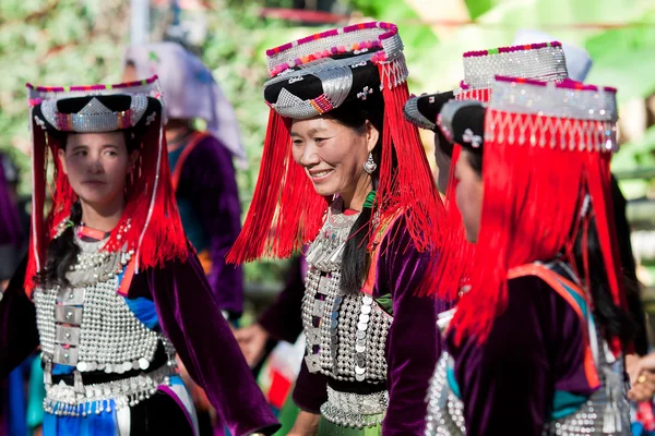 春祭 (中国の新年) メー ホン ソン州りす族の村タイ民族衣装の女性 — ストック写真