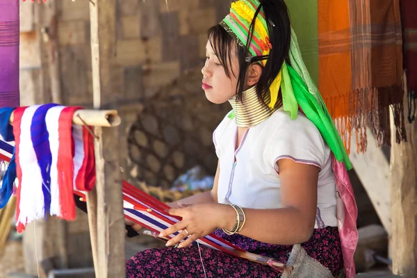 Mujer joven tribu Karen trabajando en telar, Ban Nai Soi, Tailandia — Foto de Stock