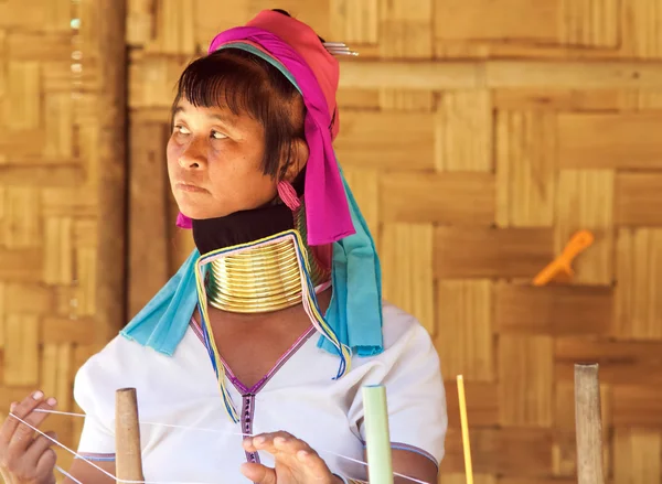 Karen kmen žena pracující v kabeláži v Ban Nai Soi, Thajsko — Stock fotografie
