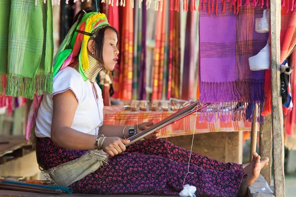 Ung kvinna Karen stammen vid vävstolen, Ban Nai Soi, Thailand — Stockfoto