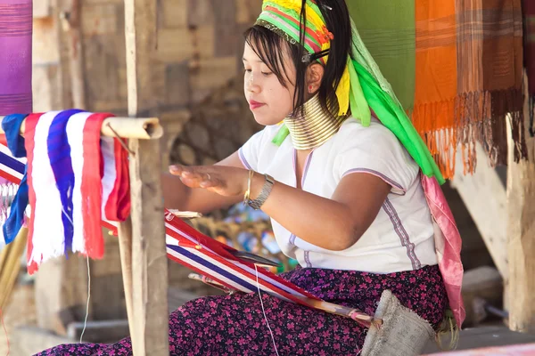 Young woman Karen tribe working at loom, Ban Nai Soi, Thailand — Stock Photo, Image