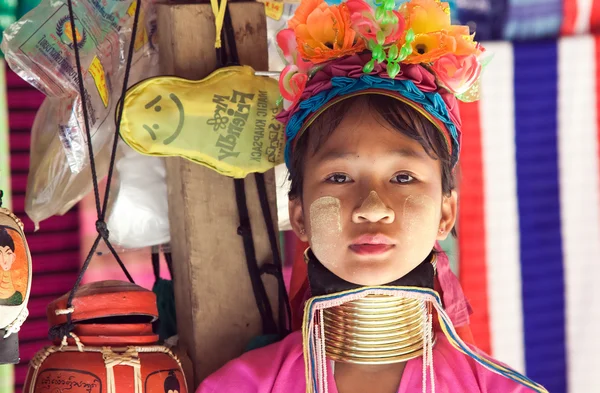 禁止ナイ ・ ソイ、メーホンソン、タイ - 2 月 6 日: 若い女性 Ka — ストック写真