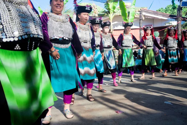 春祭 (中国の新年) メー ホン ソン州りす族の村タイ民族衣装の女性 — ストック写真