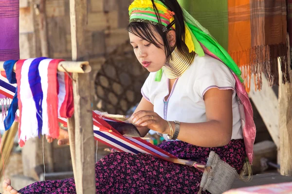 Young woman Karen tribe working at loom, Ban Nai Soi, Thailand — Stock Photo, Image