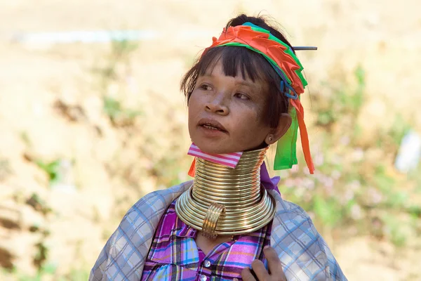 Mujer de la tribu Karen con anillos en el cuello en Ban Nai Soi, Tailandia — Foto de Stock