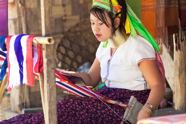Ung kvinna Karen stammen vid vävstolen, Ban Nai Soi, Thailand — Stockfoto