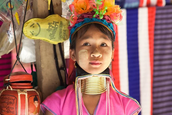 Mujer joven tribu Karen con anillos en el cuello en Ban Nai Soi, Tailandia — Foto de Stock