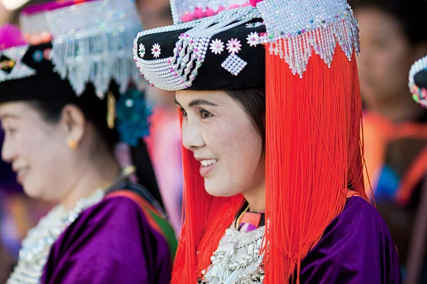 Kvinner i nasjonale kostymer under vårfestivalen (kinesisk nyttår) i landsbyen Lisu i provinsen Mae Hong Son i Thailand – stockfoto