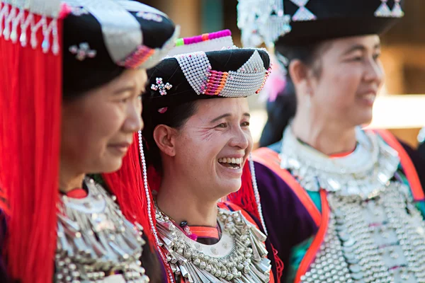 Женщины в национальных костюмах во время весеннего фестиваля (китайский Новый год) в деревне Лису, провинция Мэхон Сон, Таиланд — стоковое фото