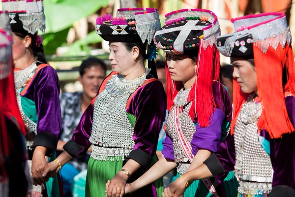 Mujeres en trajes nacionales durante el Festival de Primavera (Año Nuevo Chino) en el pueblo de Lisu, provincia de Mae Hong Son, Tailandia —  Fotos de Stock
