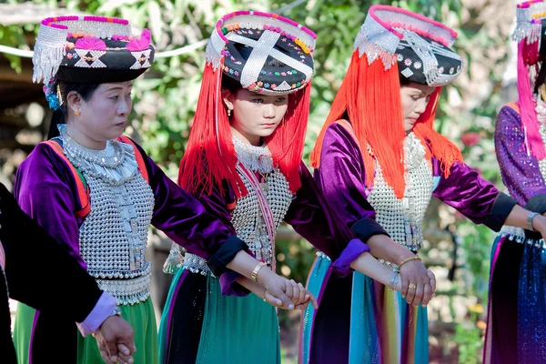 Ženy v národních krojích během jara (čínský Nový rok) v obci Lisu, provincie Mae Hong Son, Thajsko — Stock fotografie