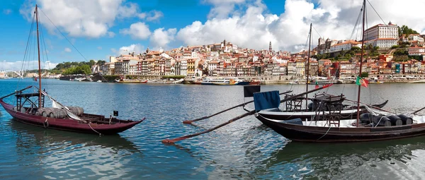 Лодки Rabelo в старом Порту, Португалия — стоковое фото