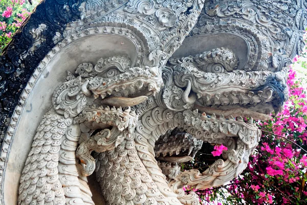 Dragon sculpture at entrance to  ancient temple Phra That Chom Kitti, Chiang Saen, Thailand — Stock Photo, Image