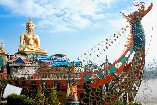 Buda Dorado en el río Mekong, Sop Ruak, Tailandia —  Fotos de Stock