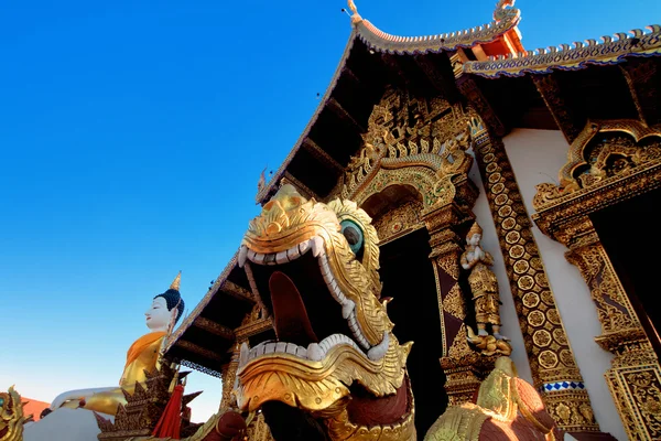 Dragon and Buddha sculptures in temple Monthian in historic center of Chiang Mai — 图库照片