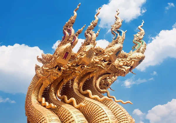 Sculpture dragon à l'entrée du temple Sri Pan Ton, Province de Nan, Thaïlande — Photo