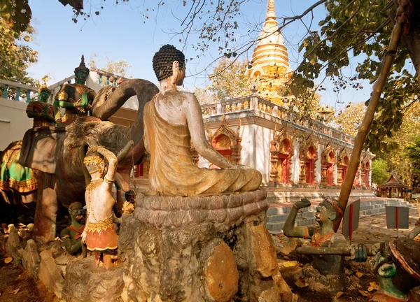 Esculturas de dioses y criaturas míticas en el templo Nantharam en la provincia Chiang Mai, Tailandia —  Fotos de Stock