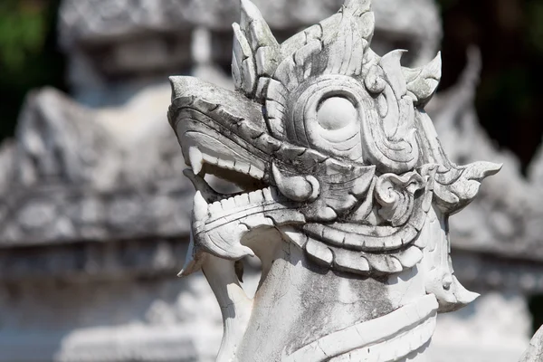 Anciennes sculptures de dragon dans le temple Phra Yuen à Lamphum, Thaïlande — Photo