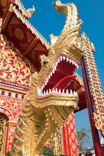 Dragon sculpture at entrance to temple Klang Wiang, Chiang Rai, Thailand — Stock fotografie