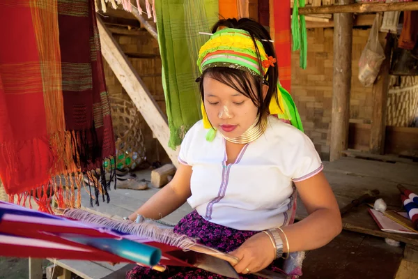 Jonge vrouw Karen stam werken bij loom, Ban Nai Soi, Thailand Stockfoto