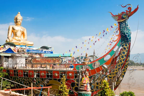 Buda Dorado en el río Mekong, Sop Ruak, Tailandia —  Fotos de Stock