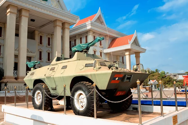Civilian and military vehicles supplied by  Soviet Union in form of aid about National History Museum, Vientiane, Laos — Stockfoto