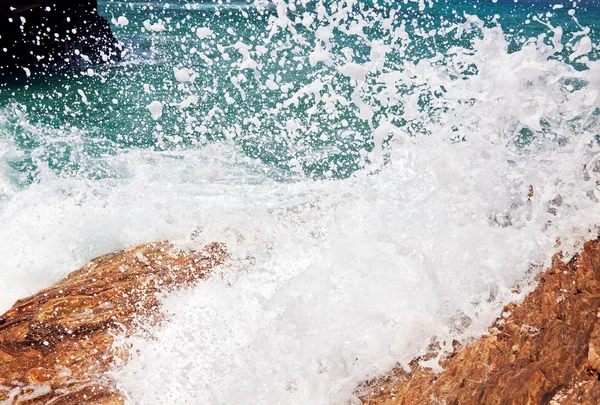 Fala i plamy na plaży katedr w ribadeo, Galicji, sp — Zdjęcie stockowe