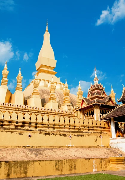 Pagada de oro en el templo Pha That Luang, Vientiane, Laos —  Fotos de Stock