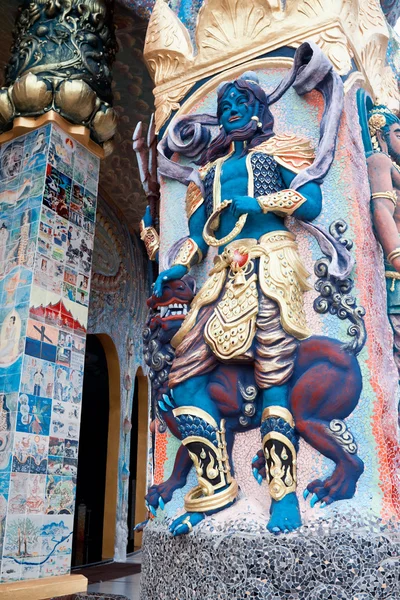 Sculpture of mythical creatures in temple Ban Rai, Thailand — Stock fotografie