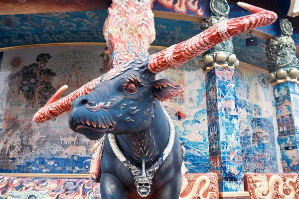 Sculpture de créatures mythiques dans le temple Ban Rai, Thaïlande — Photo