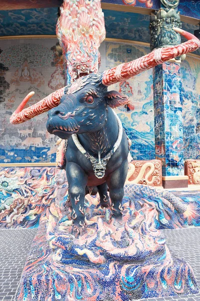 Sculpture of mythical creatures in temple Ban Rai, Thailand — Stock Photo, Image