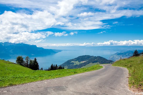 Cesta k Ženevské jezero, Montreux, Vaud, Švýcarsko — Stock fotografie