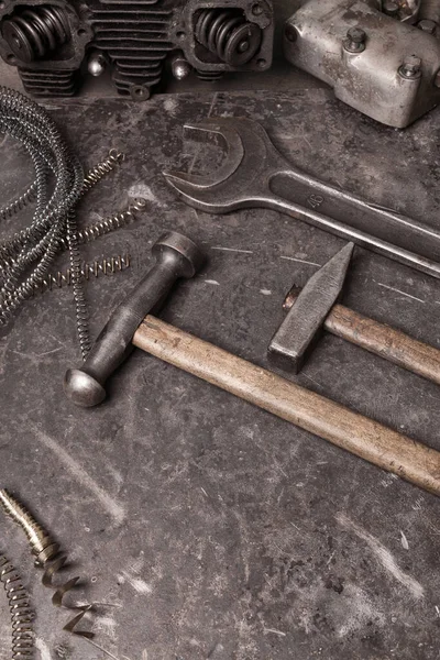 Старые инструменты, установленные на винтажном металлическом фоне с местом для текста — стоковое фото