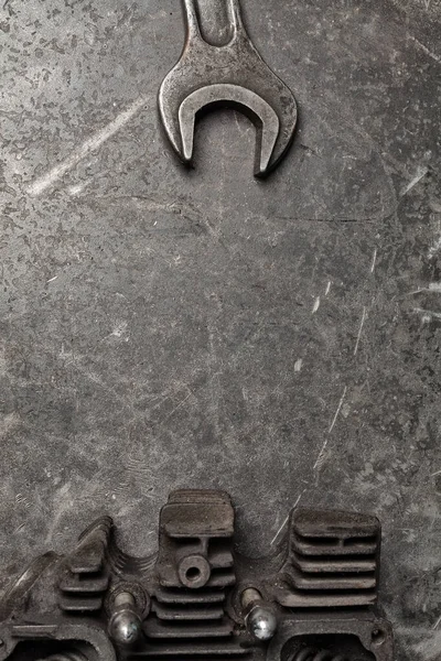 오래 된 도구들이 원문을 위한 공간이 있는 빈티지 금속 배경 위에 놓여져 있다 — 스톡 사진