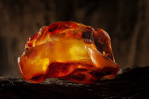 天然原生琥珀的美丽。一块石材上的黄红色透明天然琥珀 — 图库照片