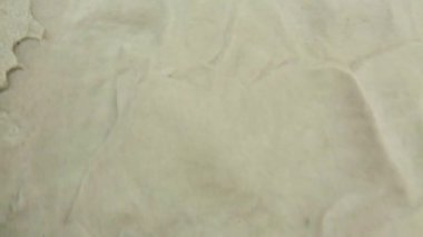 Nehirdeki doğal kehribar parçaları.