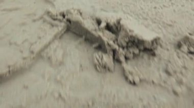 Nehirdeki doğal kehribar parçaları.