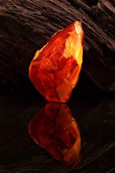 天然原生琥珀的美丽。一块石材上的黄红色透明天然琥珀 — 图库照片