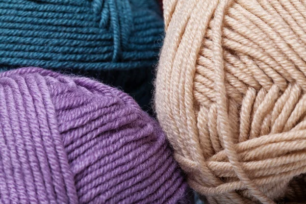 Bolas de fios de lã coloridas — Fotografia de Stock