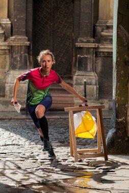 Orienteering yarışmalara katılan denetim noktası Delme kadın