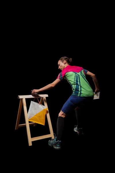Mujer golpeando en el punto de control participando en competiciones de orientación —  Fotos de Stock