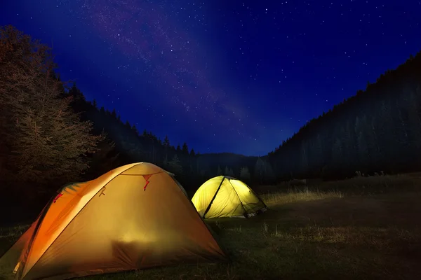 Acampamento nas montanhas — Fotografia de Stock