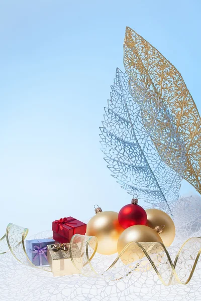 Nieuwjaar achtergrond met gouden glas speelgoed — Stockfoto
