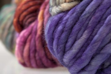 Renkli yün iplik topları