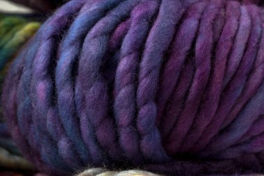 Renkli yün iplik topları